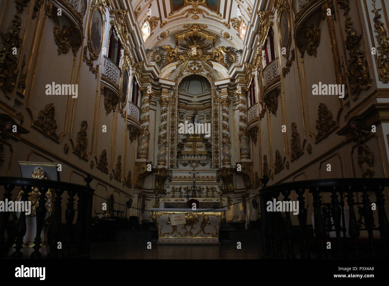 L'intérieurapt da igreja é ricamente com decorado arte une entalhador n'Inácio Ferreira Pinto, conhecido como Mestre Inácio, e com as pinturas do retratista oficial da Corte, José Leandro de Carvalho. Vista de détails artísticos e arquitetônicos da Igreja de Nossa Senhora do Carmo, une Antiga Sé. Le foram celebradas cerimônias na igreja importantes para a história do Brasil, como un sagração dos imperadores Dom Pedro I e Dom Pedro II e também o casamento da Princesa Isabel com o Conde d'ue. Dom João VI designou un igreja de Côme Capela Real Portuguesa e depois como Catedral do Rio de Janeiro, mantida até 1976 Banque D'Images