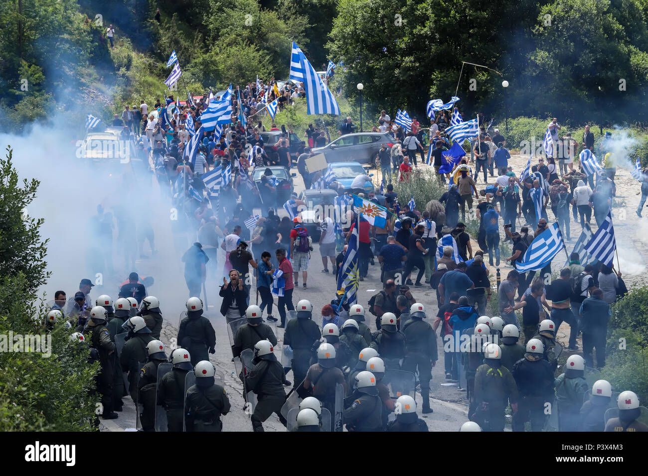 Pisoderi -Grèce, le 17 juillet 2018:les manifestants tenant des drapeaux grecs en conflit avec la police anti-émeute au cours d'une manifestation comme les ministres des affaires étrangères de Grèce et Macedoni Banque D'Images