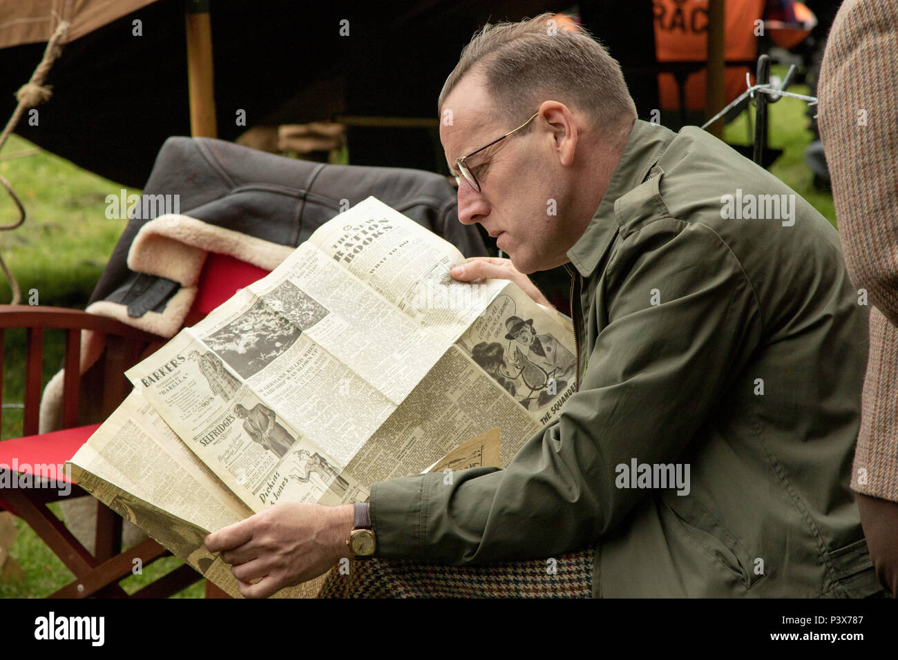 Homme lisant un vieux journal au Valley Gardens 1940 Day, Harrogate, North Yorkshire, Angleterre, Royaume-Uni. Banque D'Images