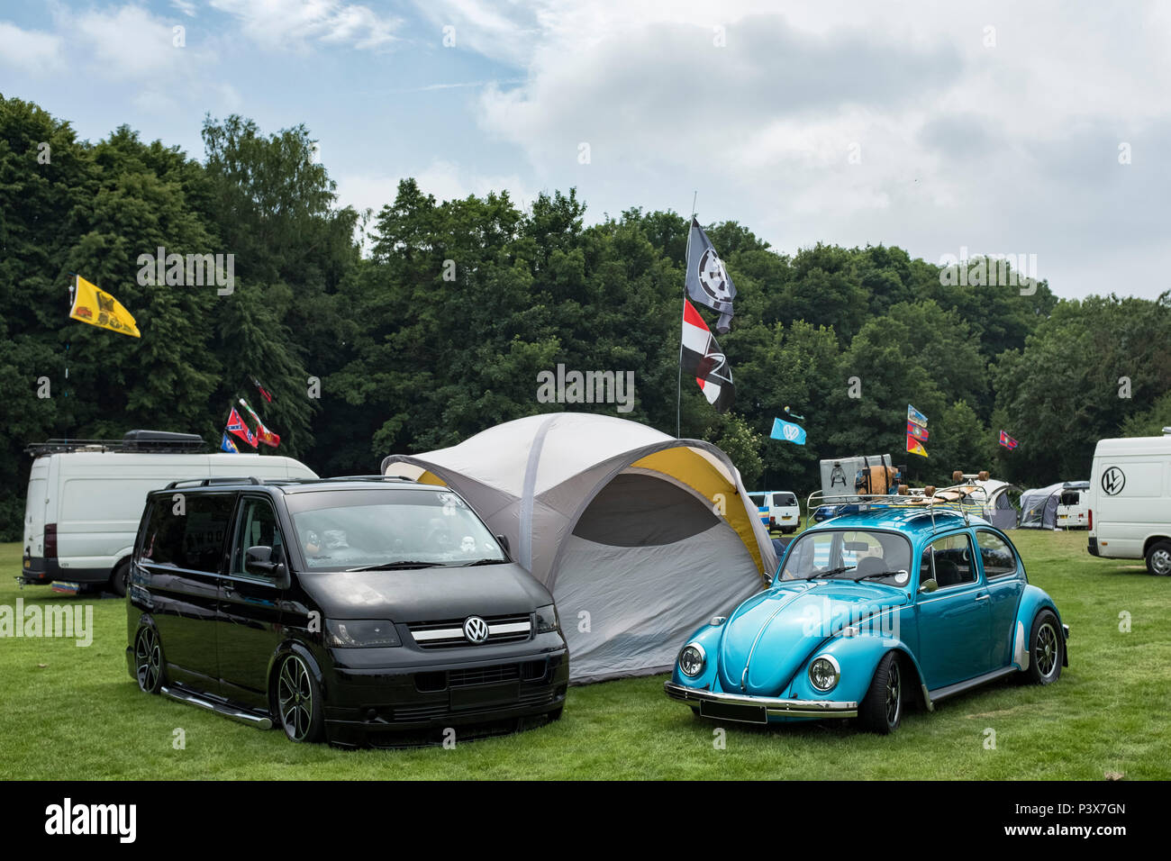 Camping-car Volkswagen T5 et à l'Insecte Dubs sur le show de Wye, juin 2018. Banque D'Images