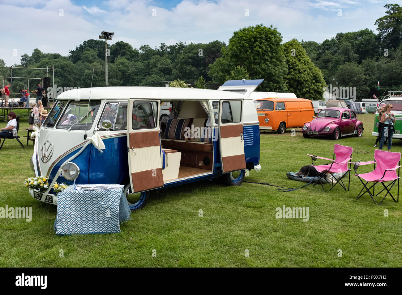Partage de l'écran classique à la VW camping-Dubs sur le Wye show en juin 2018. Banque D'Images