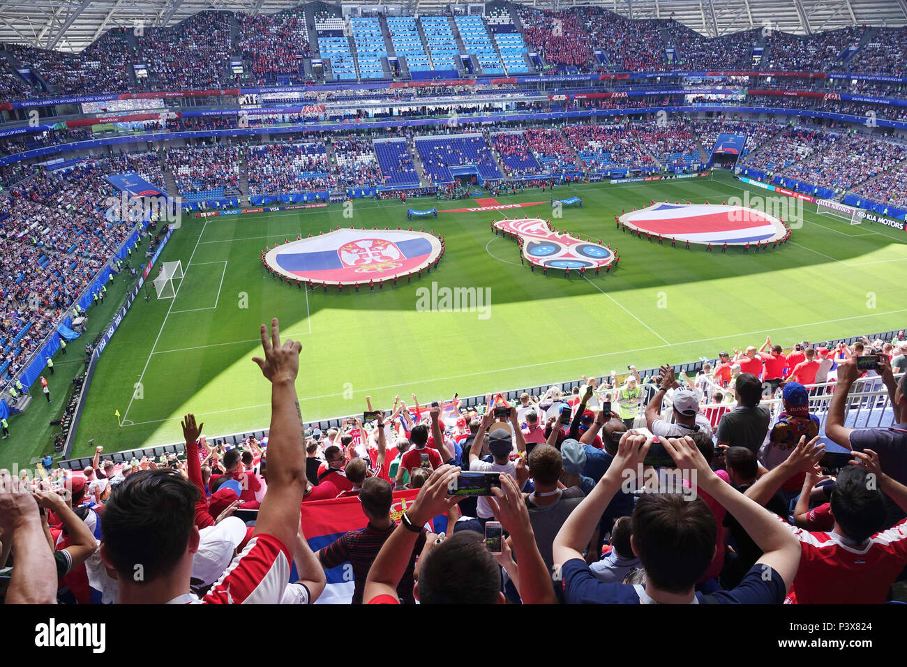Football fans cheer au début de la Serbie- Costa Rica match à Samara , la Russie lors de la Coupe du Monde FIFA 2018. Banque D'Images