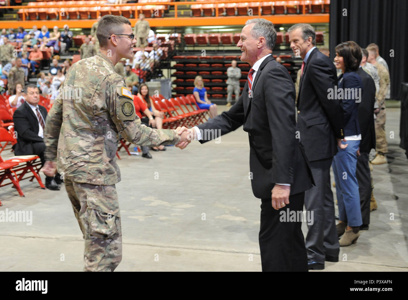 Gov. Dennis Daugaard, sénateur américain John Thune et représentante Américaine Kristi Noem exprimer leur reconnaissance aux soldats de la Garde nationale du Dakota du Sud a 155e compagnie du Génie pour leur service au pays au cours de la cérémonie d'accueil Bienvenue à l'Rushmore Plaza Civic Center de Rapid City, S.D., le 2 juillet 2016. L'unité a servi 10 mois au Koweït complétant la nouvelle construction et de remodelage dans les bases à travers le Moyen-Orient. Banque D'Images