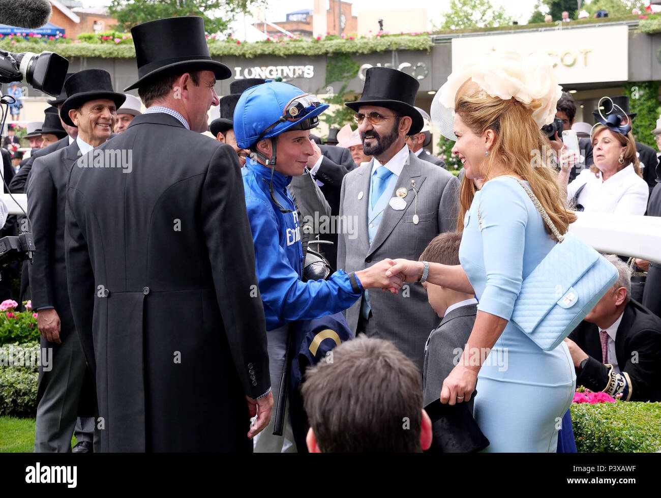 Cheikh Mohammed bin Rashid Al Maktoum avec son épouse la princesse Haya de Jordanie et jockey William Buick au cours de la première journée de Royal Ascot à Ascot Racecourse. Banque D'Images