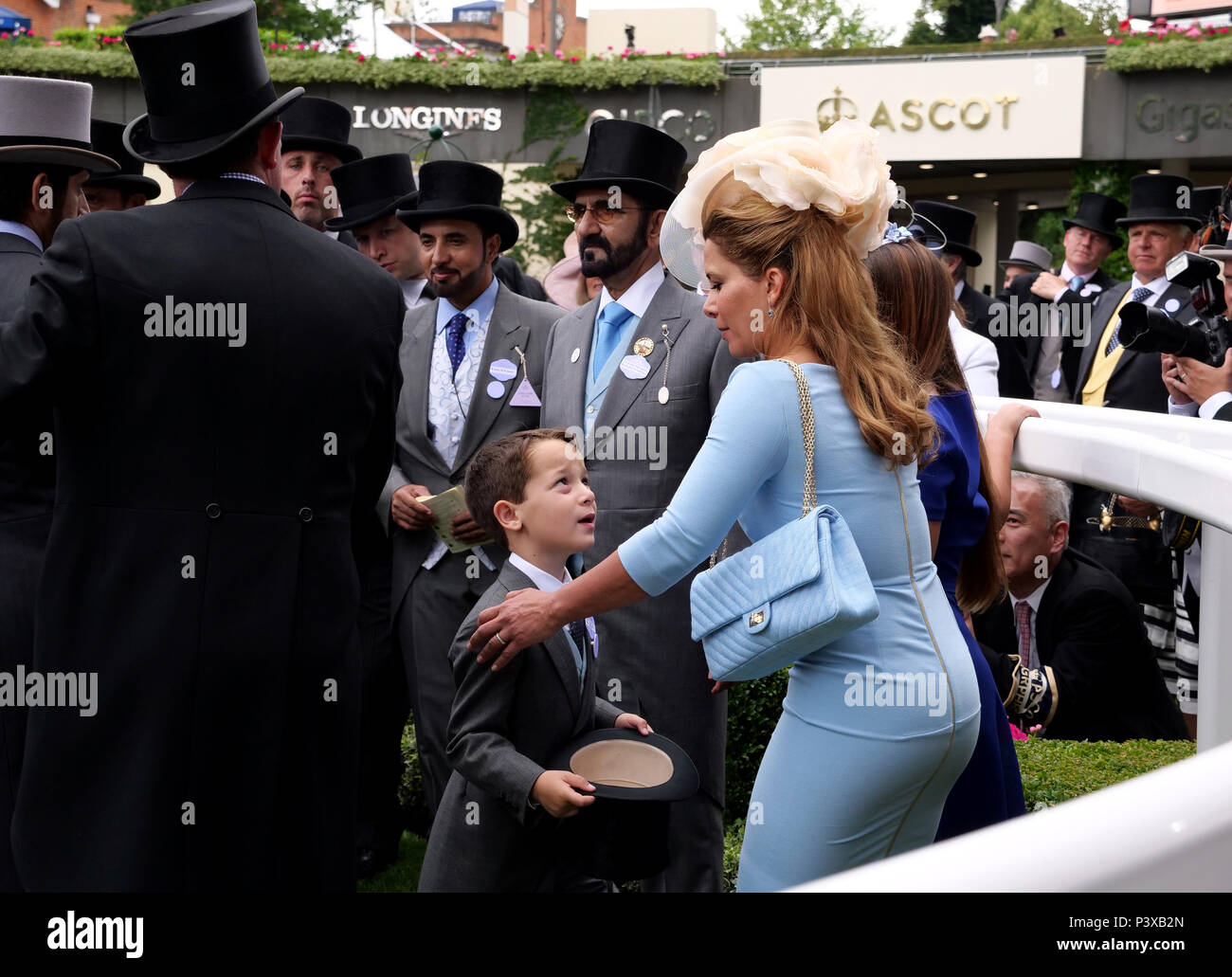 Cheikh Mohammed bin Rashid Al Maktoum avec son épouse la princesse Haya de Jordanie au cours de la première journée de Royal Ascot à Ascot Racecourse. Banque D'Images