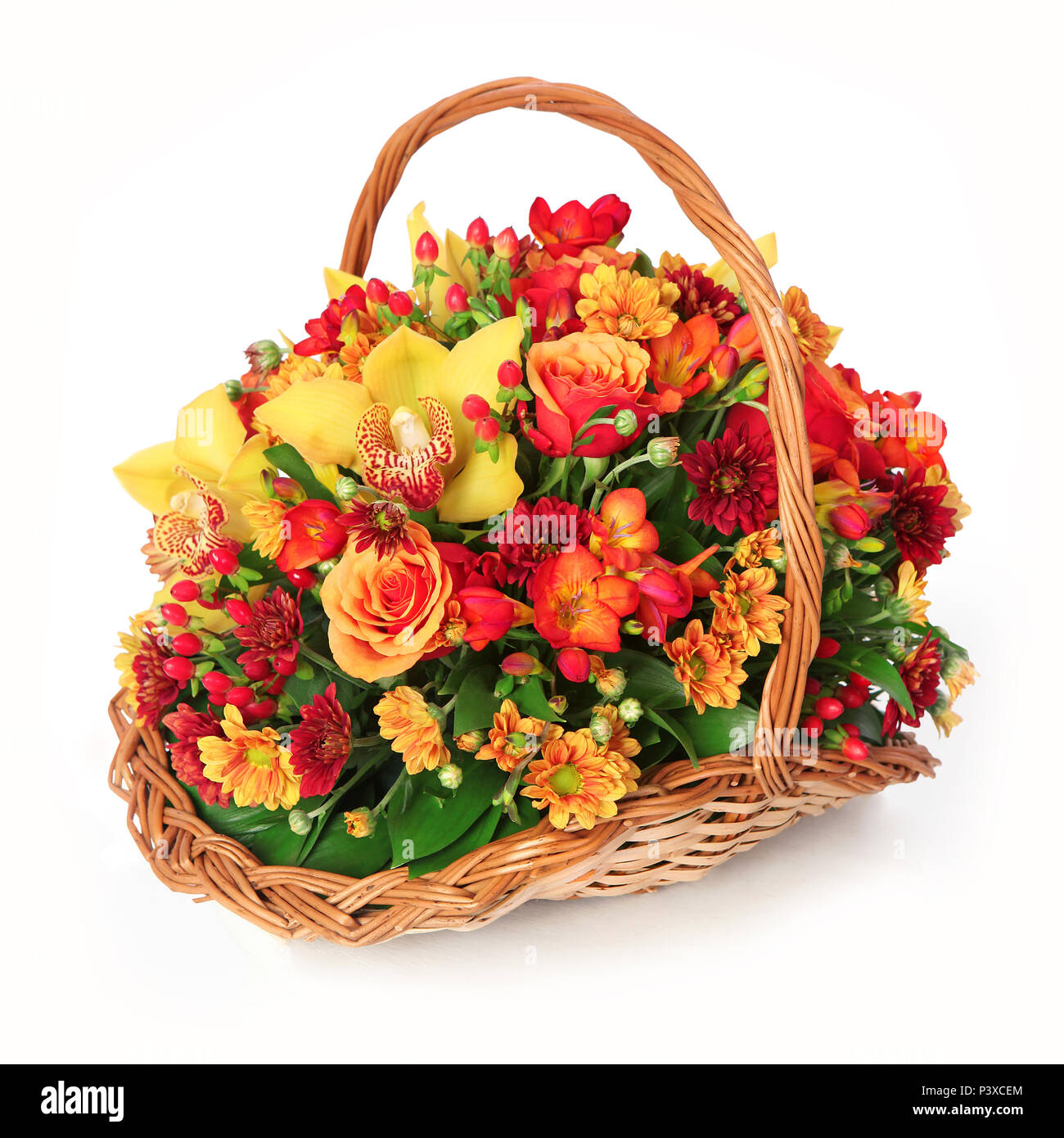Avec un bouquet de fleurs aux couleurs vives dans un panier à la main ...