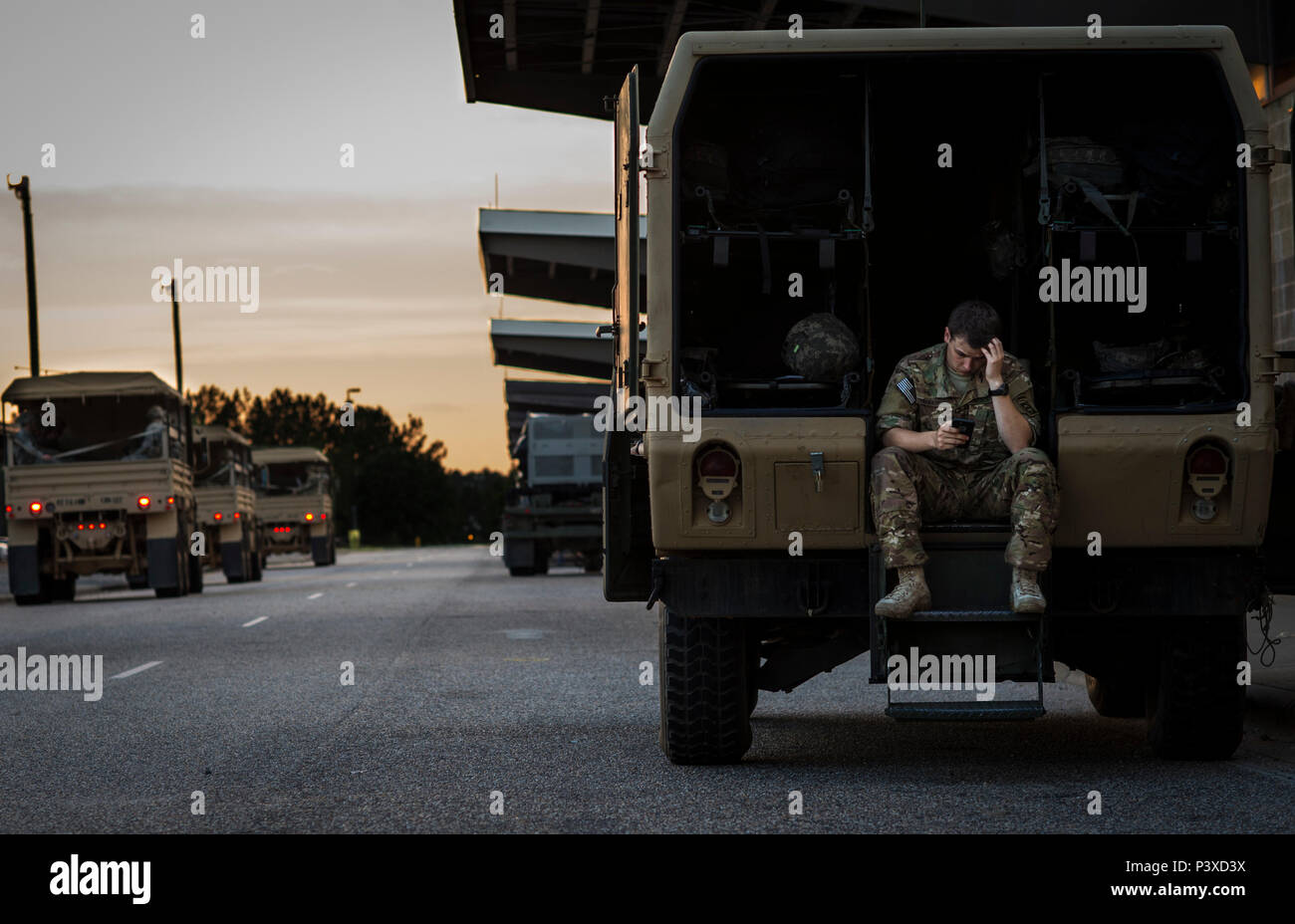 Le sergent de l'armée américaine Jason Henderson, 1e Brigade Combat Team, 82nd Airborne Division parachutiste, parle à son autre significatif lors de l'opération diable Grève à Pape Army Airfield, N.C., le 12 juillet 2016. Henderson et son unité a été chargé d'effectuer un saut à partir d'un C-17 Globemaster III dans une zone de combat simulé plus tard ce soir. L'exercice a présenté la réponse mondiale à la capacité de la Force à déployer à court préavis. Au cours des exercices de GRF l'armée et la Force aérienne unités travaillent ensemble pour améliorer l'interopérabilité de crise mondiale, les impondérables et les opérations humanitaires. (U.S. Air Force Banque D'Images