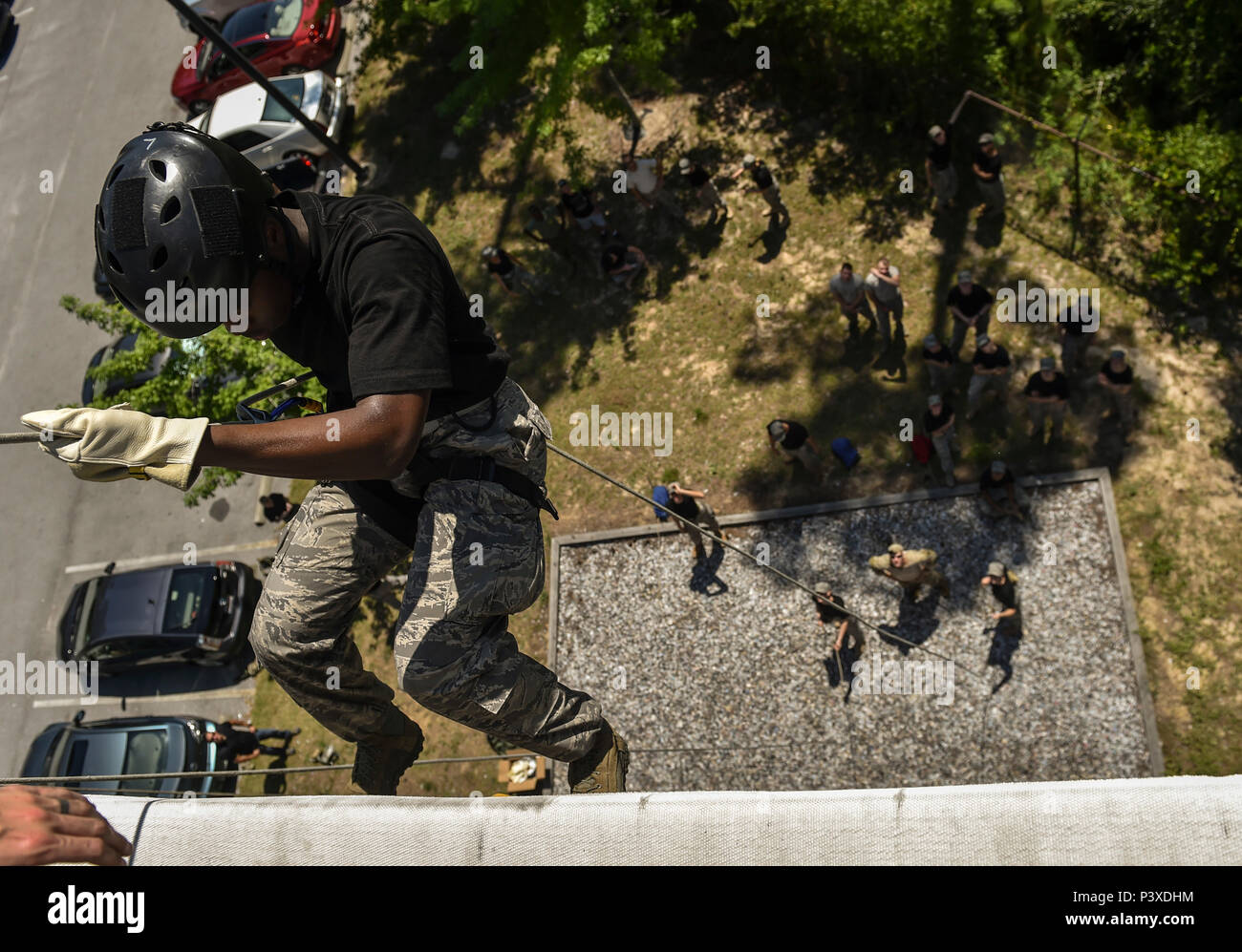 ROTC Junior cadets descendre en rappel d'une tour de 40 pieds normalement utilisé pour la formation sur les techniques de sauvetage et d'infiltration à Hurlburt Field, en Floride, le 20 juillet 2016. Special Tactics aviateurs s'est associé à 60 cadets provenant de cinq écoles secondaires locales pour une semaine de cours d'été de formation d'enseignement, le leadership, le travail d'équipe et la confiance en soi. (U.S. Photo de l'Armée de l'air par la Haute Airman Ryan Conroy) Banque D'Images