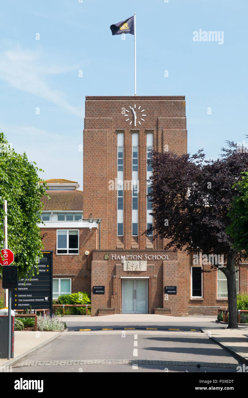 Façade extérieure avant de Hampton School avec flag flying. Il s'agit d'une école de jour indépendante pour les garçons à Hampton, Londres. Royaume-uni (99) Banque D'Images