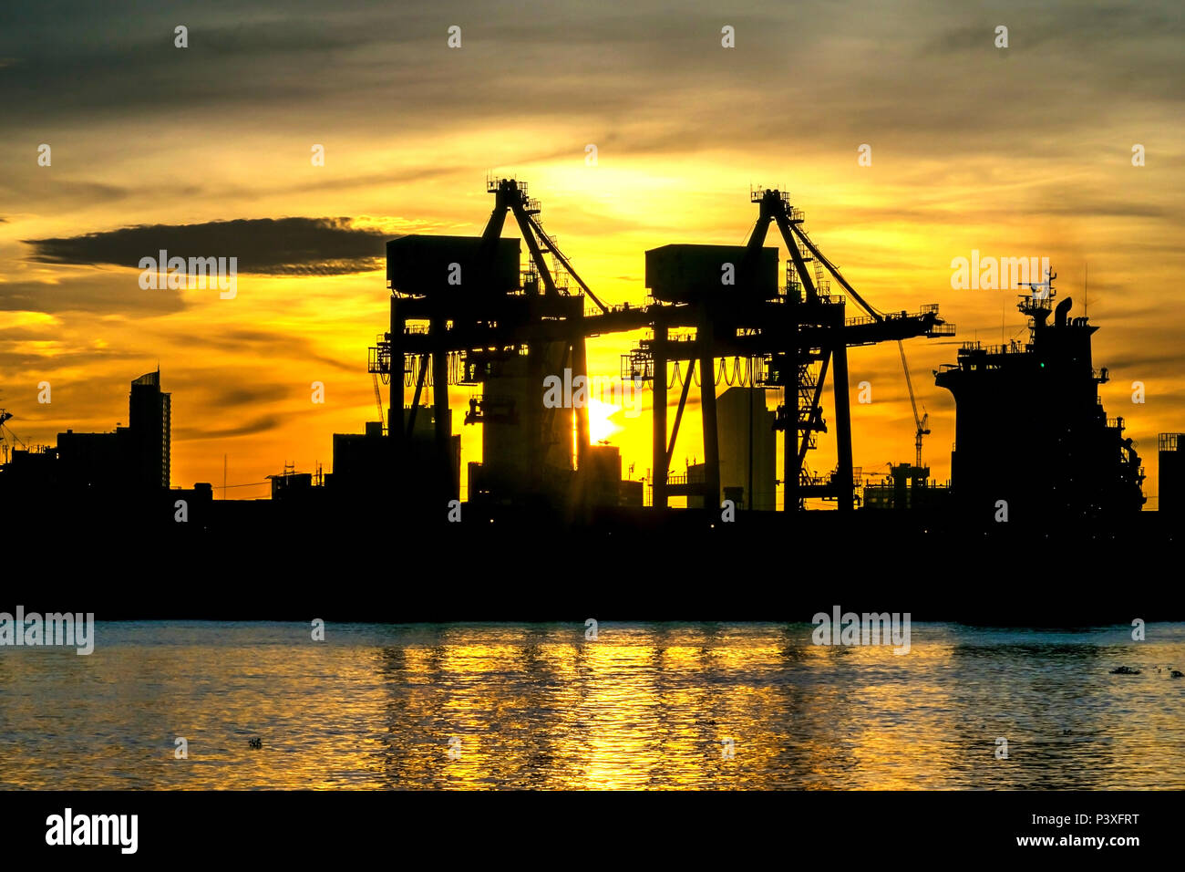 L'huile est un acteur majeur de l'énergie de l'essence, les raffineries de pétrole du monde travaillent en continu et long, de pousser l'économie. La prospérité du pays. Banque D'Images