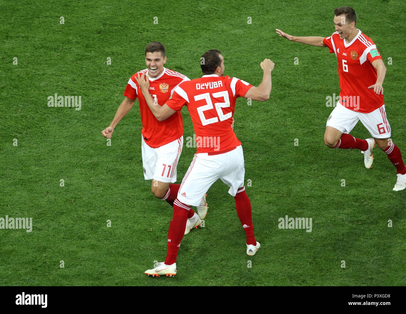 La Russie (de gauche à droite), Artem Dzyuba Zobnin romain et Denis Cheryshev célébrer après l'Egypte, Ahmed Fathy (pas sur la photo) un but pendant la Coupe du Monde 2018, Groupe d'un match au stade de Saint-Pétersbourg. Banque D'Images