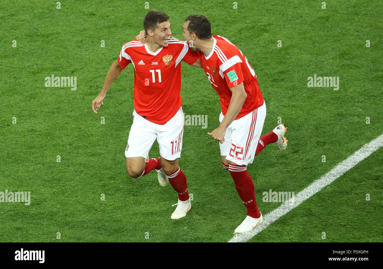 La Russie Zobnin Romain (à gauche) et Artem Dzyuba célébrer après l'Egypte, Ahmed Fathy (pas sur la photo) un but pendant la Coupe du Monde 2018, Groupe d'un match au stade de Saint-Pétersbourg. Banque D'Images