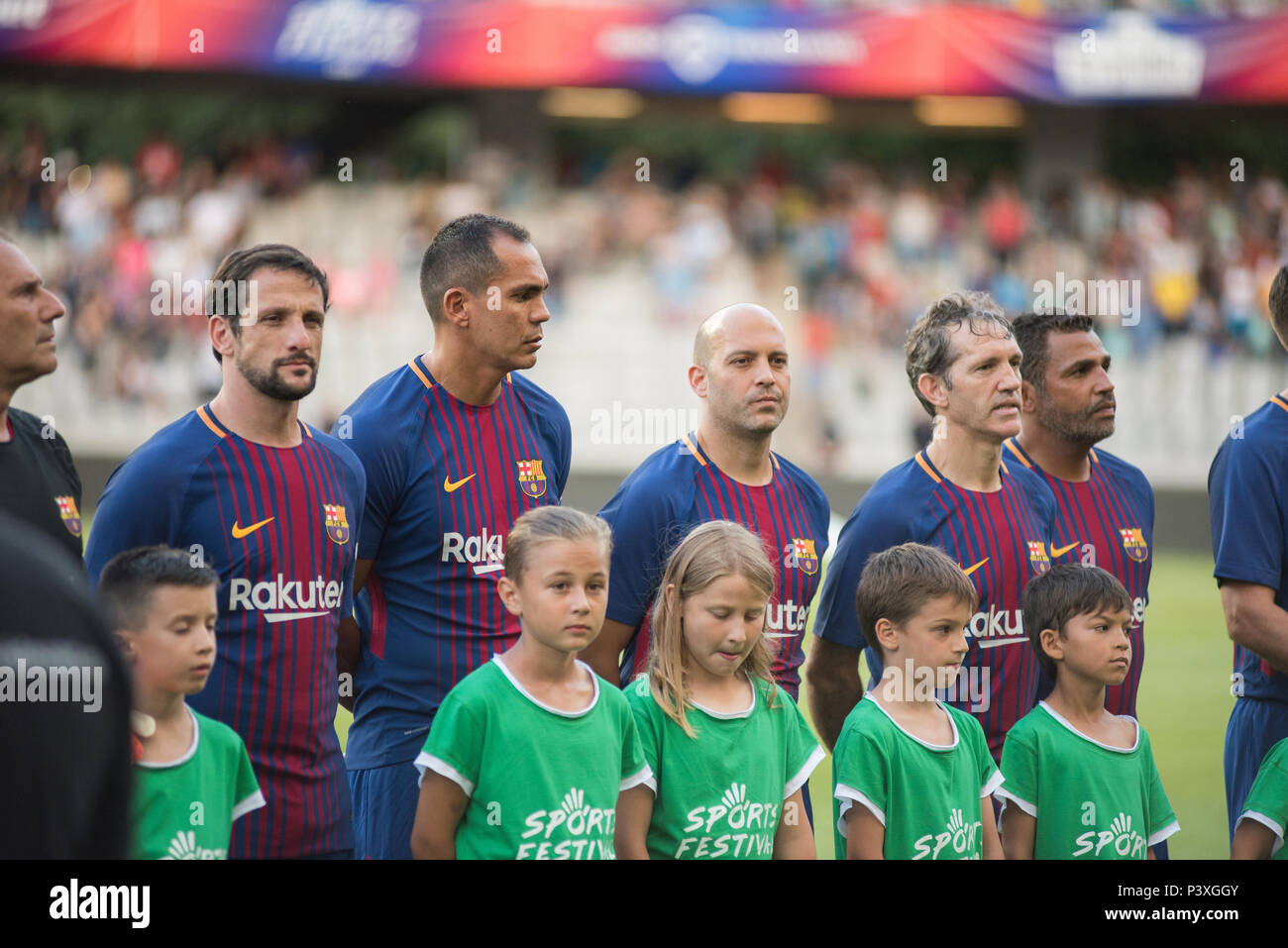 CLUJ, Roumanie - 16 juin 2018 : les joueurs de football de Roumanie Golden Team et légendes de Barcelone entrant dans le jeu au début d'un friendly soc Banque D'Images