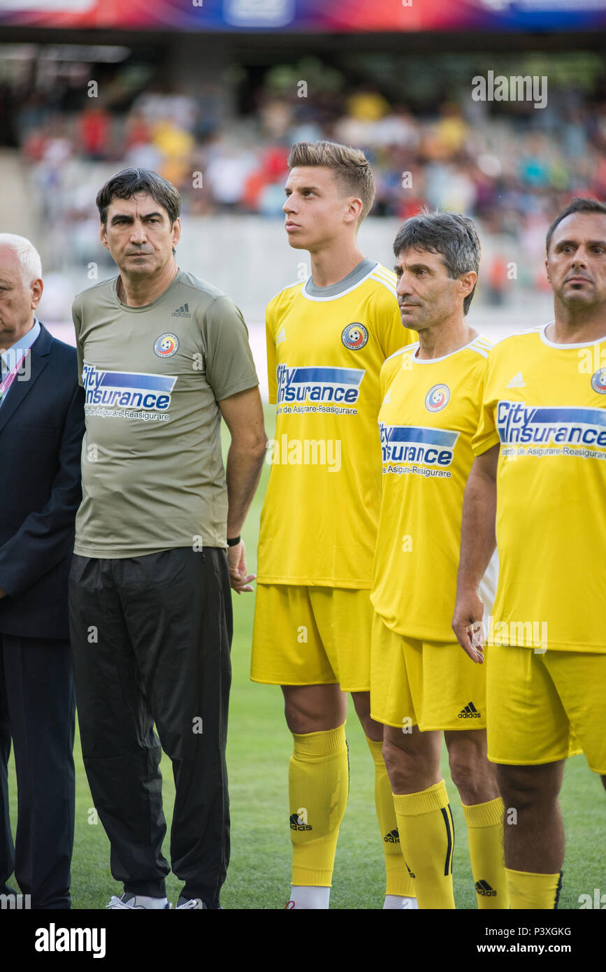 CLUJ, Roumanie - 16 juin 2018 : les joueurs de football de Roumanie Golden Team et légendes de Barcelone entrant dans le jeu au début d'un friendly soc Banque D'Images