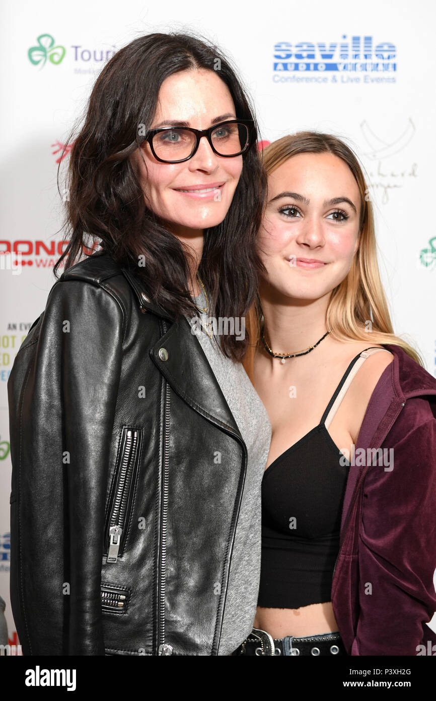 Courteney Cox et sa fille Coco Arquette arrivent pour une soirée avec Dermot O' Leary au London Irish Centre à Camden Square, Londres. Banque D'Images