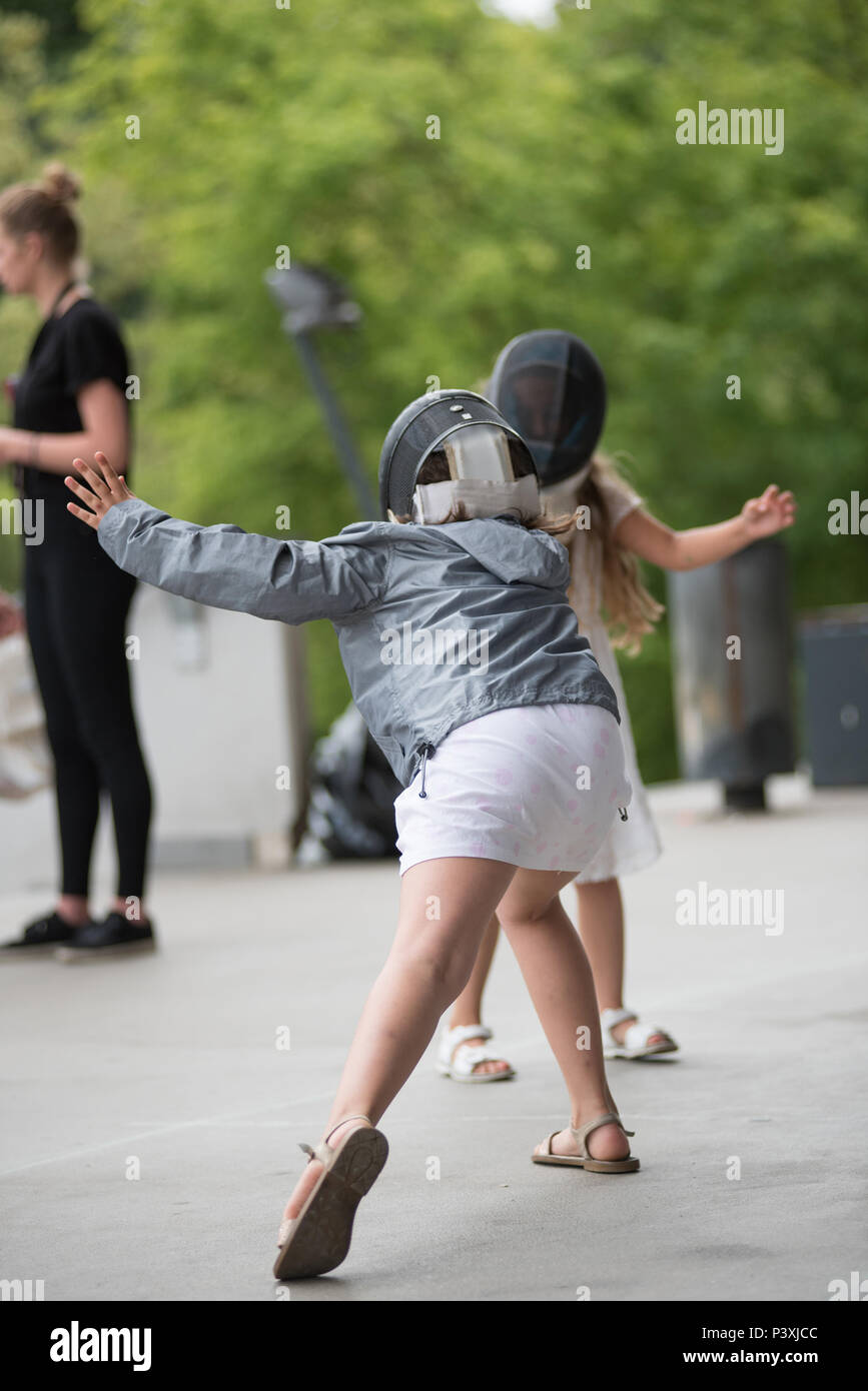 CLUJ, Roumanie - 17 juin 2018 : les jeunes filles et la pratique de l'escrime à l'épée au cours de la fête sportive Banque D'Images