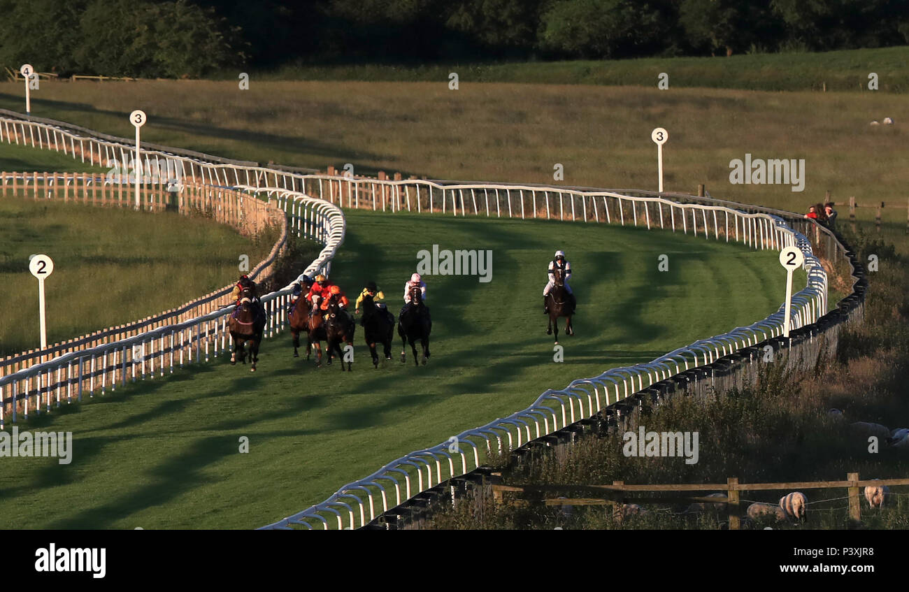 Le gardien de nuit monté par John Egan (troisième à droite) continue de gagner les enjeux de jeune fille Juin à Beverley Racecourse. Banque D'Images