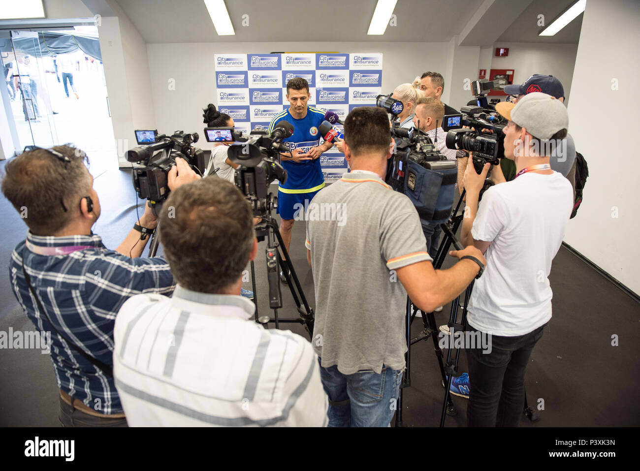 CLUJ, Roumanie - 15 juin 2018 : les cameramen, photographes et journalistes interviewant Constantin Galca joueur de football avant un match contre Barcelone L Banque D'Images