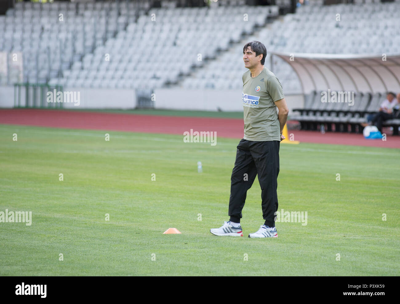 CLUJ NAPOCA, Roumanie - 15 juin 2018 : Entraîneur de l'équipe d'or football roumain Victor Piturca, menant ses joueurs au cours de la formation avant une session Banque D'Images