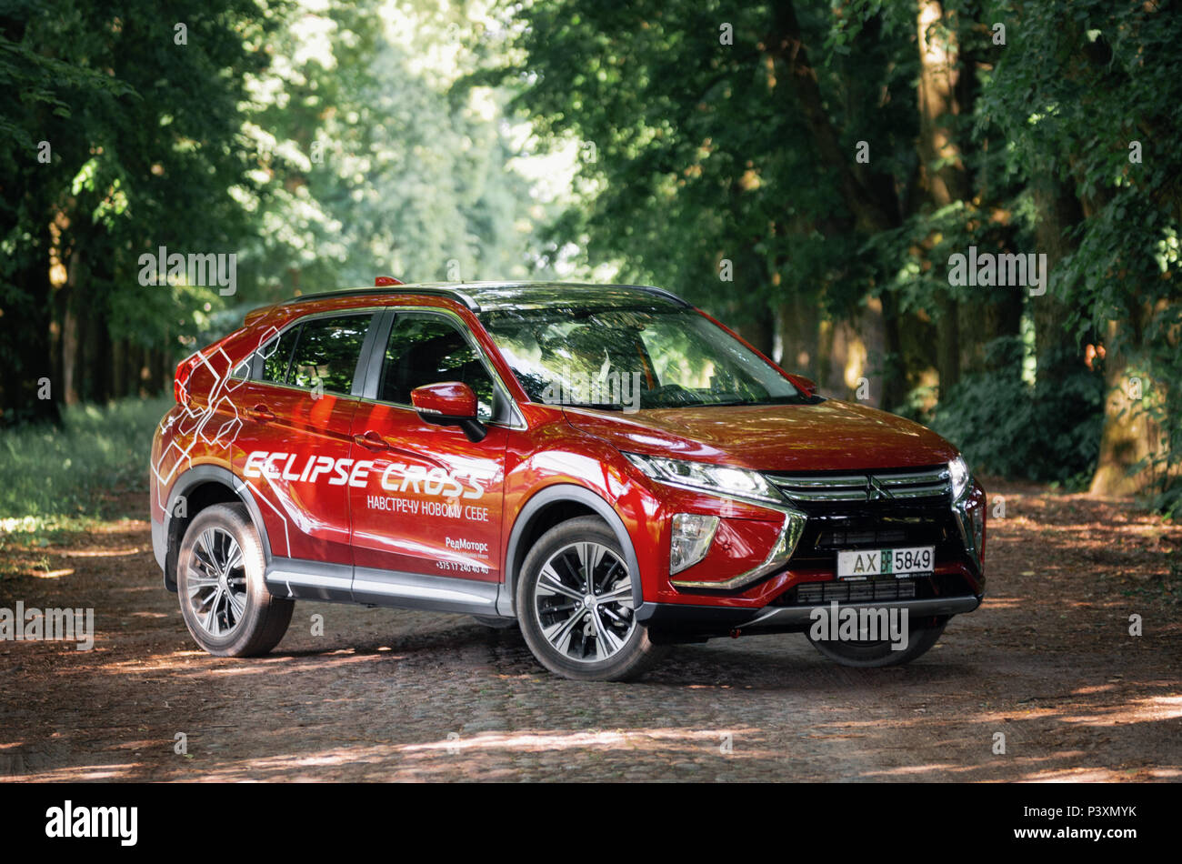 Kosava, Bélarus - juin 7, 2017 : nouvelle Mitsubishi Eclipse 2018 Cross en forêt verte Banque D'Images