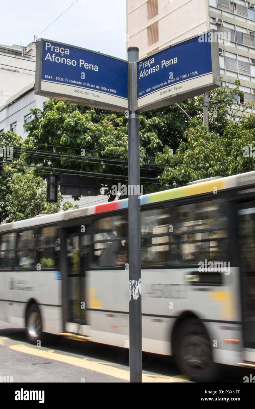 Placa indicativa com o nome da Praça Afonso Pena, Tijuca na zona norte da Cidade do Rio de Janeiro. L'accès à l'Afonso Pena presidente do Brasil de 1906 a 1909 Banque D'Images