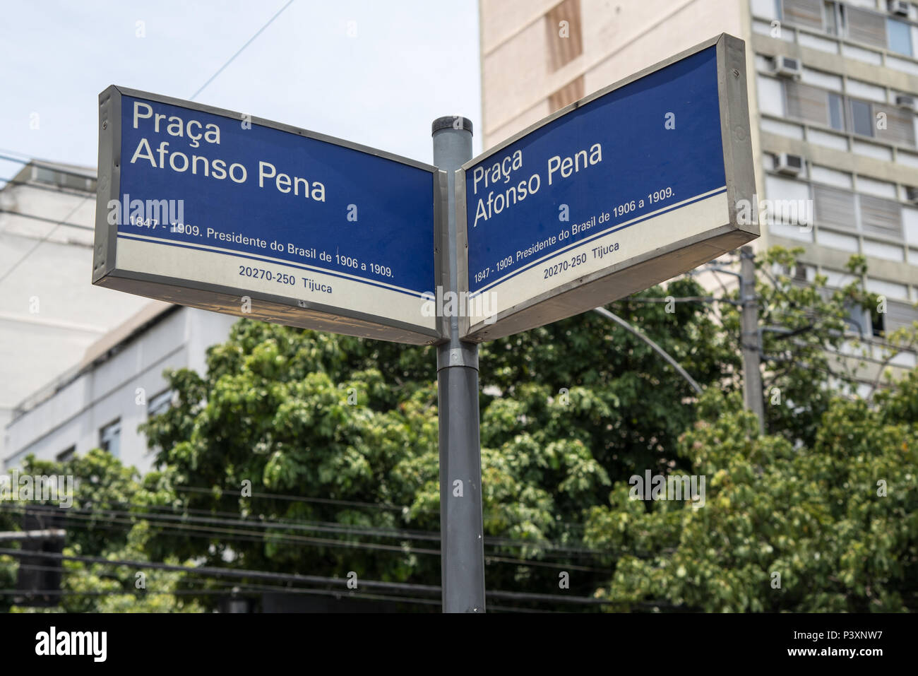 Placa indicativa com o nome da Praça Afonso Pena, Tijuca na zona norte da Cidade do Rio de Janeiro. L'accès à l'Afonso Pena presidente do Brasil de 1906 a 1909 Banque D'Images