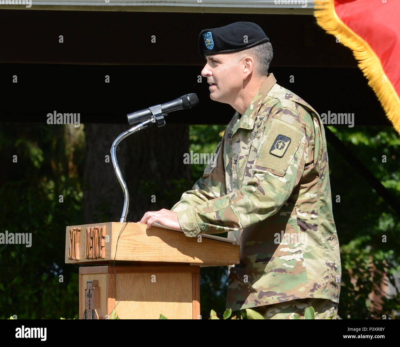 Le Colonel Robert D. Forsten livre son premier discours en tant que commandant de la 62e brigade médicale au cours de la cérémonie de passation de commandement. Banque D'Images