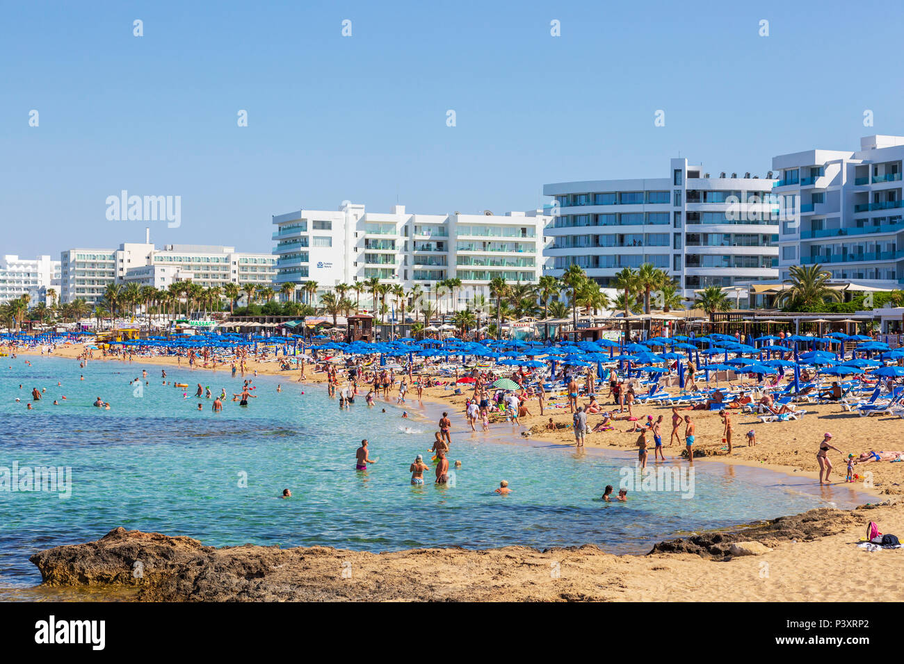 Les touristes sur la plage publique à Protaras, Chypre Banque D'Images