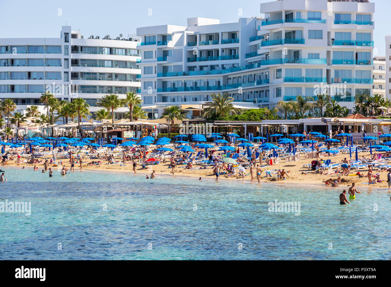 Les touristes sur la plage publique à Protaras, Chypre Banque D'Images