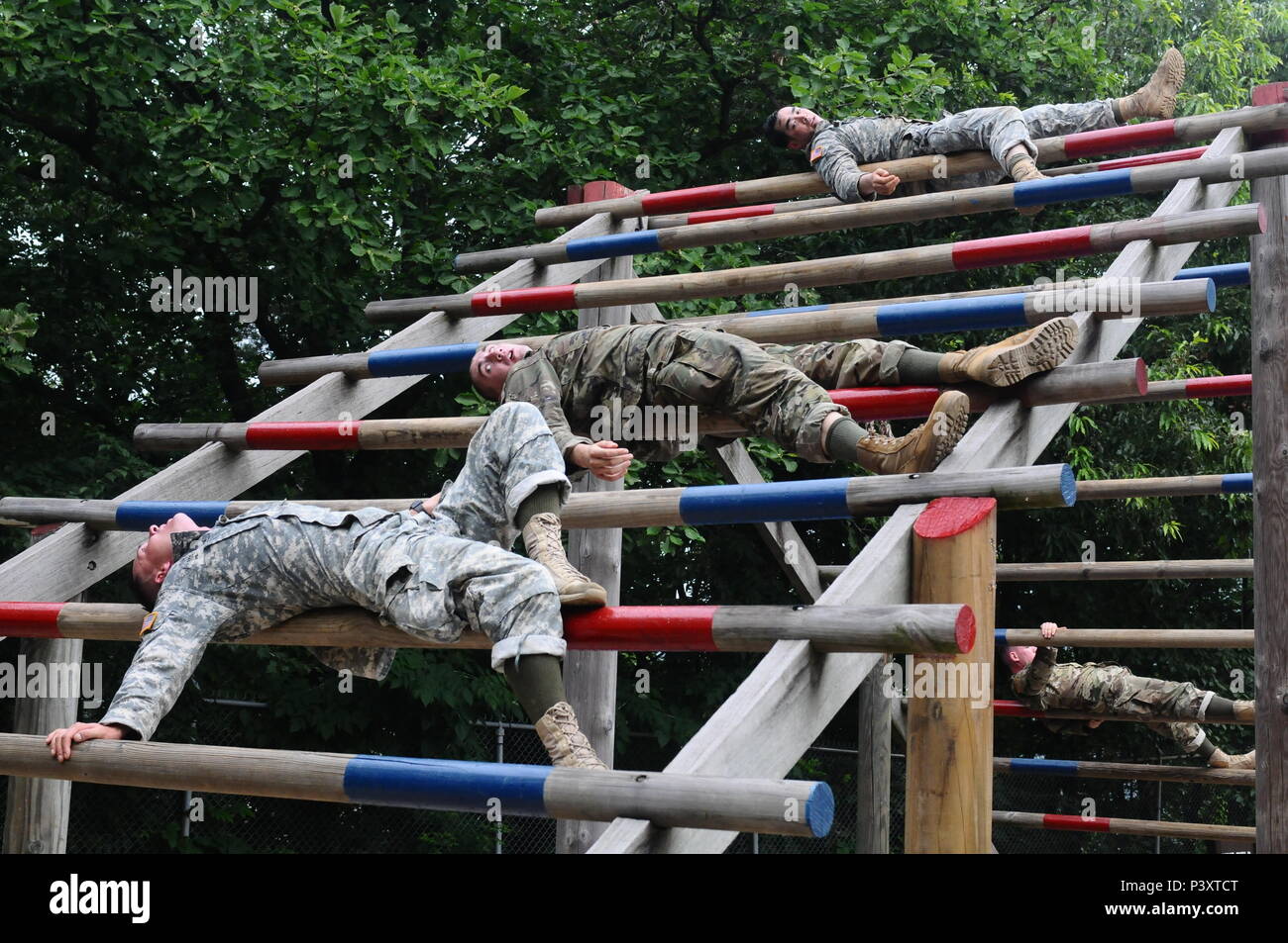 Soldats présents au cours d'assaut aérien s'engager dans l'obstacle 'Weaver' au cours de la cours d'assaut aérien, le 12 juillet, le Camp Hovey. Les candidats passeront deux semaines exténuantes de tenter de gagner l'insigne d'assaut aérien. Banque D'Images