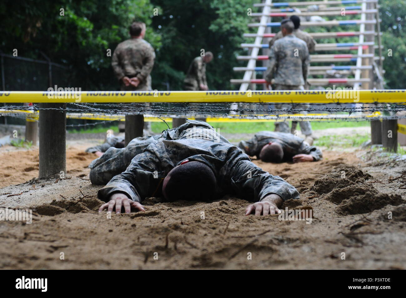 Pendant le cours d'assaut aérien au Camp Hovey le 12 juillet 2016, les soldats ont effectué l'obstacle « Belly Crawl » entre les autres activités du cours. Cette manœuvre nécessite un mouvement de bas niveau, la force du haut du corps et du tronc, et la coordination dans des conditions de combat simulées. La formation est menée par la 2e division d'infanterie et la 210e brigade d'artillerie de campagne sur une période de deux semaines pour développer l'endurance, l'agilité, le travail d'équipe et préparer les soldats à remporter l'insigne d'assaut aérien. Banque D'Images