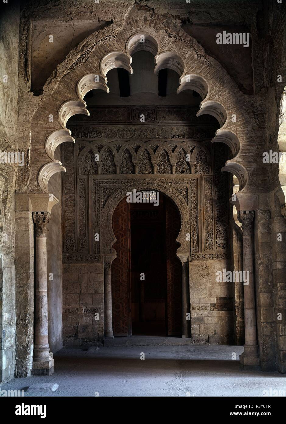 L'INTÉRIEUR DE LA ALJAFERIA DE ZARAGOZA - ARCO DE ENTRADA AL ORATORIO - SIGLO XI. Emplacement : ALJAFERIA-CORTES D'ARAGON. Banque D'Images