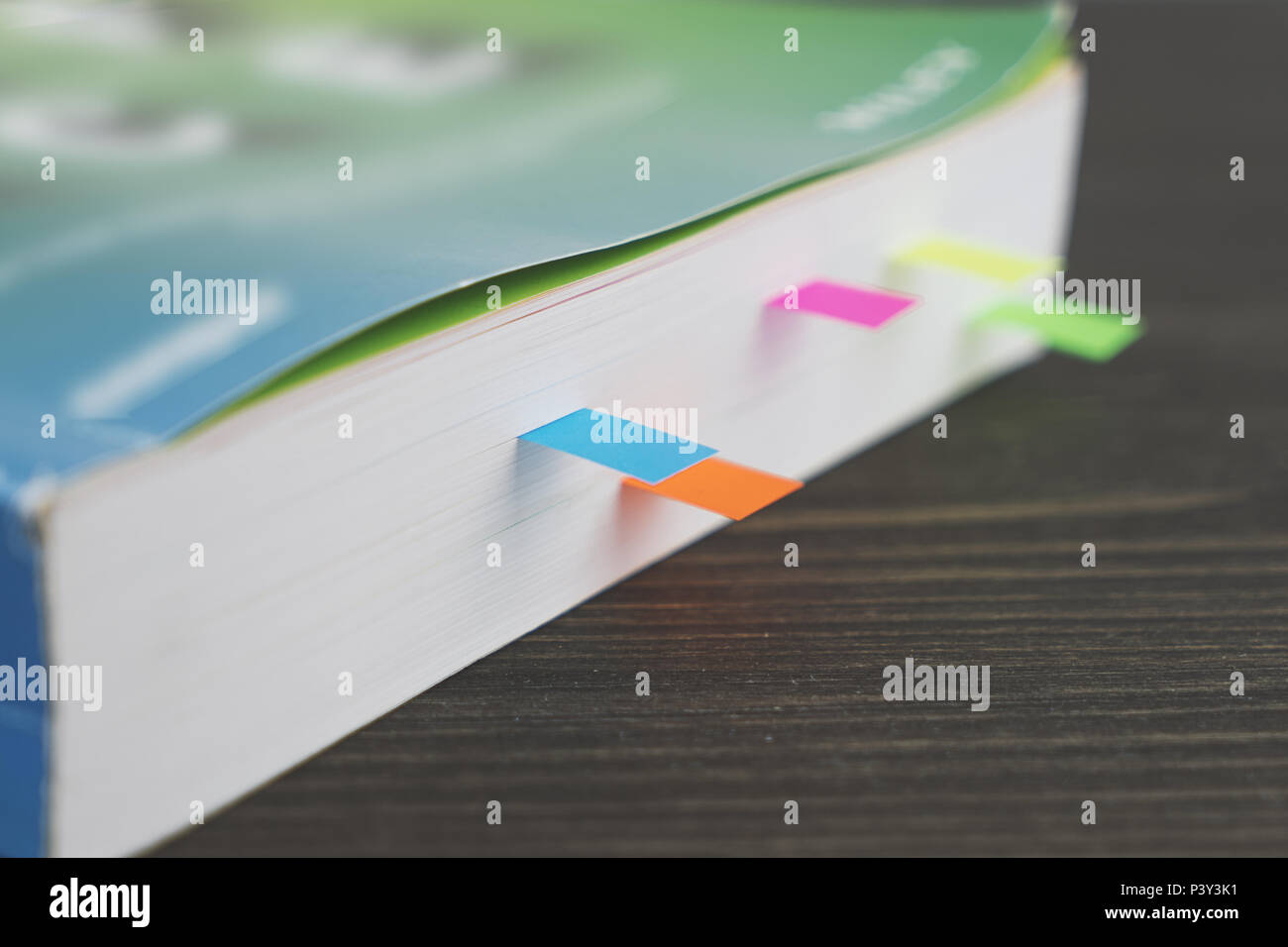 Bord de livre épais avec des signets sur table en bois, soft Focus et profondeur de champ. Soyez intelligent concept Banque D'Images