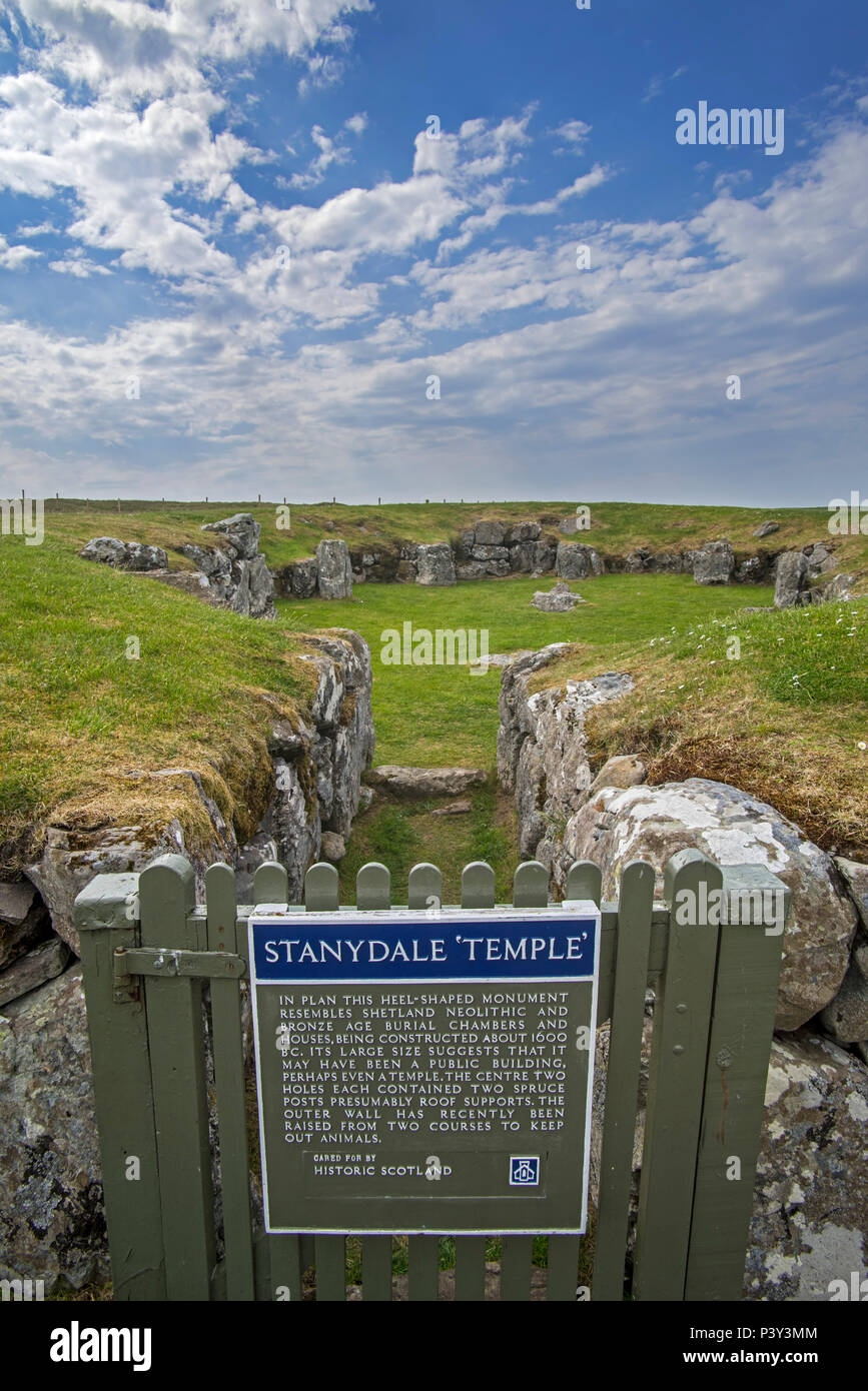 Porte d'entrée et de l'information panel de Stanydale Temple, site néolithique sur le continent, les îles Shetland, Écosse, Royaume-Uni Banque D'Images