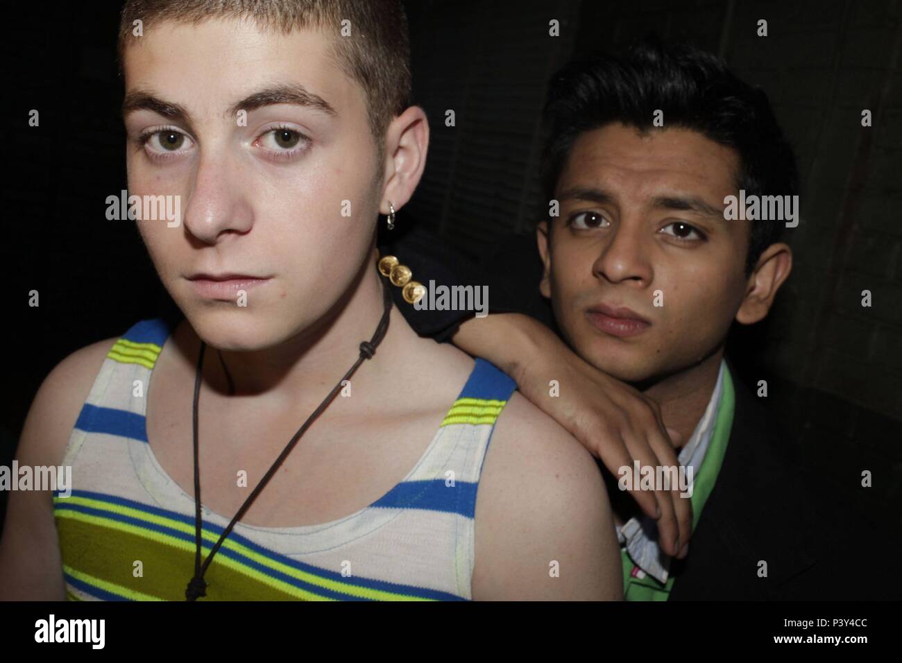 Titre original : SKINS. Titre en anglais : SKINS. Année : 2011. Entreprise : Crédit photos / Album Banque D'Images