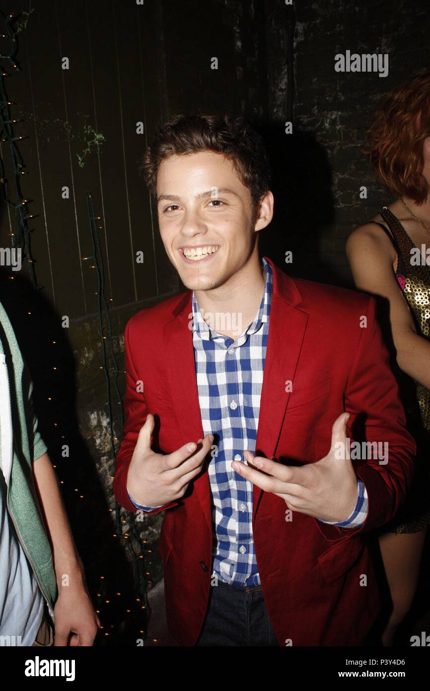 Titre original : SKINS. Titre en anglais : SKINS. Année : 2011. Entreprise : Crédit photos / Album Banque D'Images