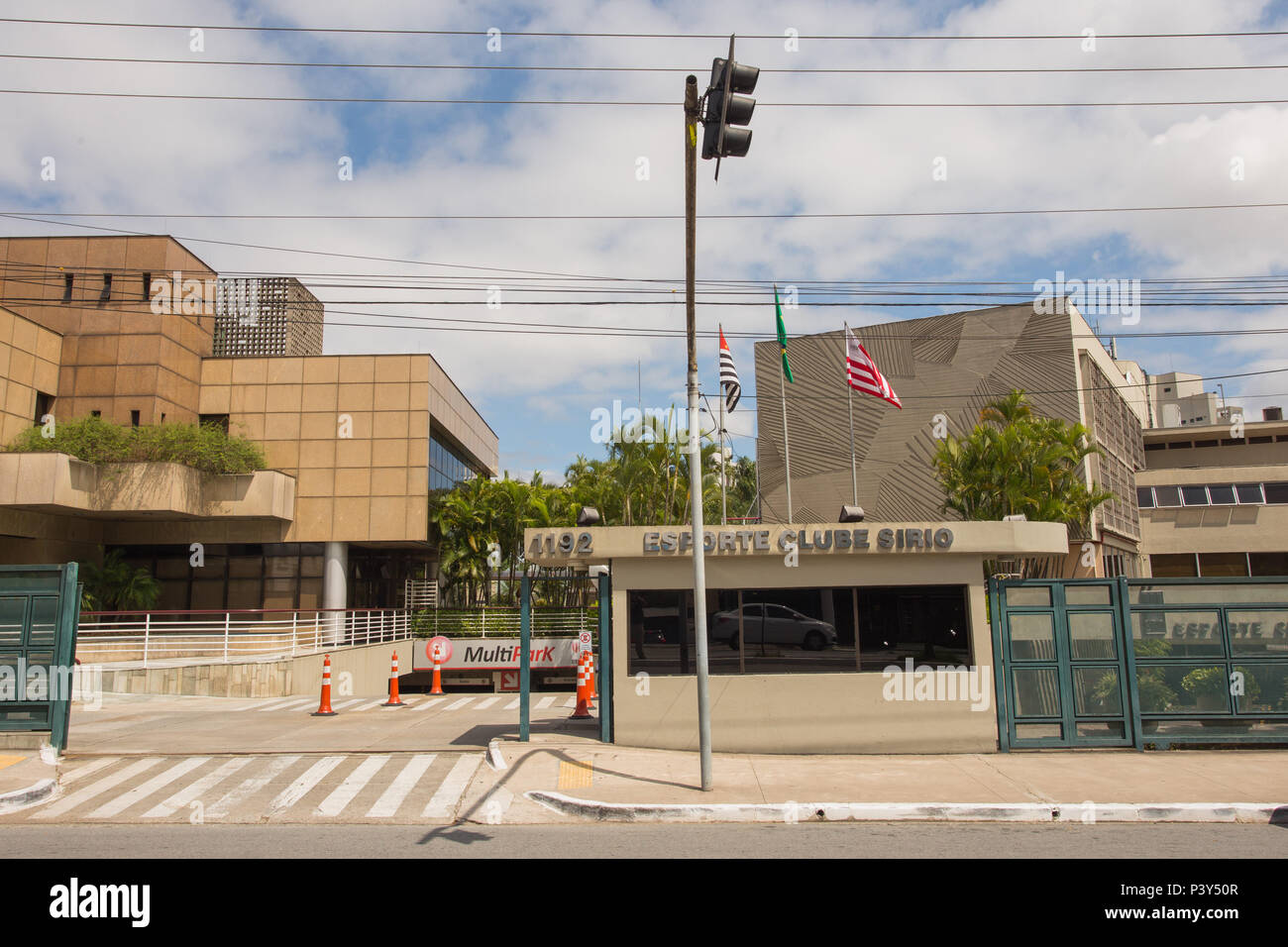 Foto Na nesta produzida lundi (29) un fachada do Esporte Clube Sírio localizado na Avenida Indianópolis, 1192, Planalto Paulista, Sao Paulo (SP). Banque D'Images