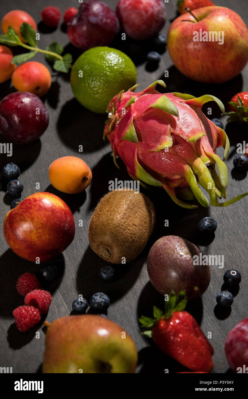 Obst, mélange Fruits Rouges, Erdbeeren, Himbeeren, Blaubeeren, Äpfel, Birnen, limette, Kiwi, Pflaumen, Aprikosen, Drachenfrucht Minze und Banque D'Images