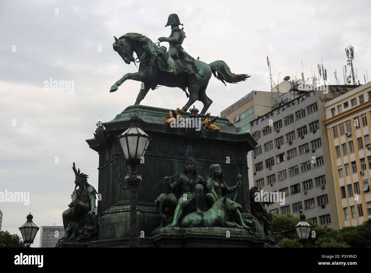 Conjunto de estátuas : UN Justiça, une fidélité, un e Liberdade A União, instaladas na Praça Tiradentes, no Centro do Rio. Comme obras são de ferro fundido de autoria n'escultor francês em feitas Mahurin Moreau, Fundições Francesas do Val d'Osne. Estas esculuras instaladas nos Quatro Cantos da praça, compõe o Conjunto do Monumento a Dom Pedro I, de autoria de Louis Rochet e seu então estagiário Auguste Rodin. Comme tombadas são peças pelo Governo e Estadual fédéral, municipal. Banque D'Images