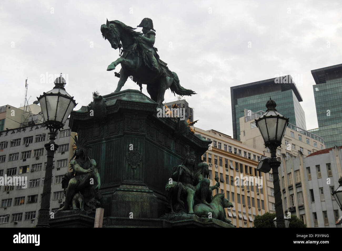 Conjunto de estátuas : UN Justiça, une fidélité, un e Liberdade A União, instaladas na Praça Tiradentes, no Centro do Rio. Comme obras são de ferro fundido de autoria n'escultor francês em feitas Mahurin Moreau, Fundições Francesas do Val d'Osne. Estas esculuras instaladas nos Quatro Cantos da praça, compõe o Conjunto do Monumento a Dom Pedro I, de autoria de Louis Rochet e seu então estagiário Auguste Rodin. Comme tombadas são peças pelo Governo e Estadual fédéral, municipal. Banque D'Images