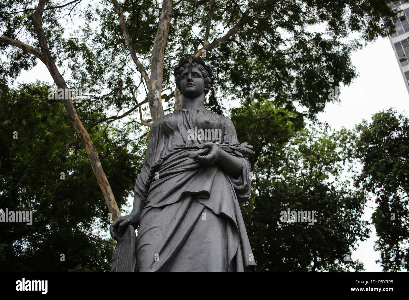 Conjunto de estátuas : UN Justiça, une fidélité, un e Liberdade A União, instaladas na Praça Tiradentes, no Centro do Rio. Comme obras são de ferro fundido de autoria n'escultor francês em feitas Mahurin Moreau, Fundições Francesas do Val d'Osne. Estas esculuras instaladas nos Quatro Cantos da praça, compõe o Conjunto do Monumento a Dom Pedro I, de autoria de Louis Rochet e seu então estagiário Auguste Rodin. Comme tombadas são peças pelo Governo e Estadual fédéral, municipal. Banque D'Images