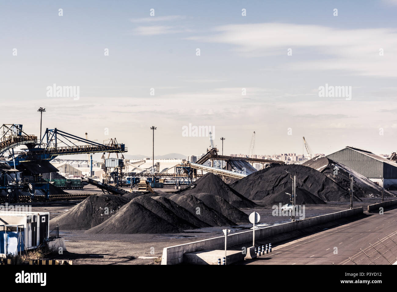 Stock important de charbon dans le terminal du port de Tarragone, prêt pour le transport ferroviaire à une centrale thermique Banque D'Images