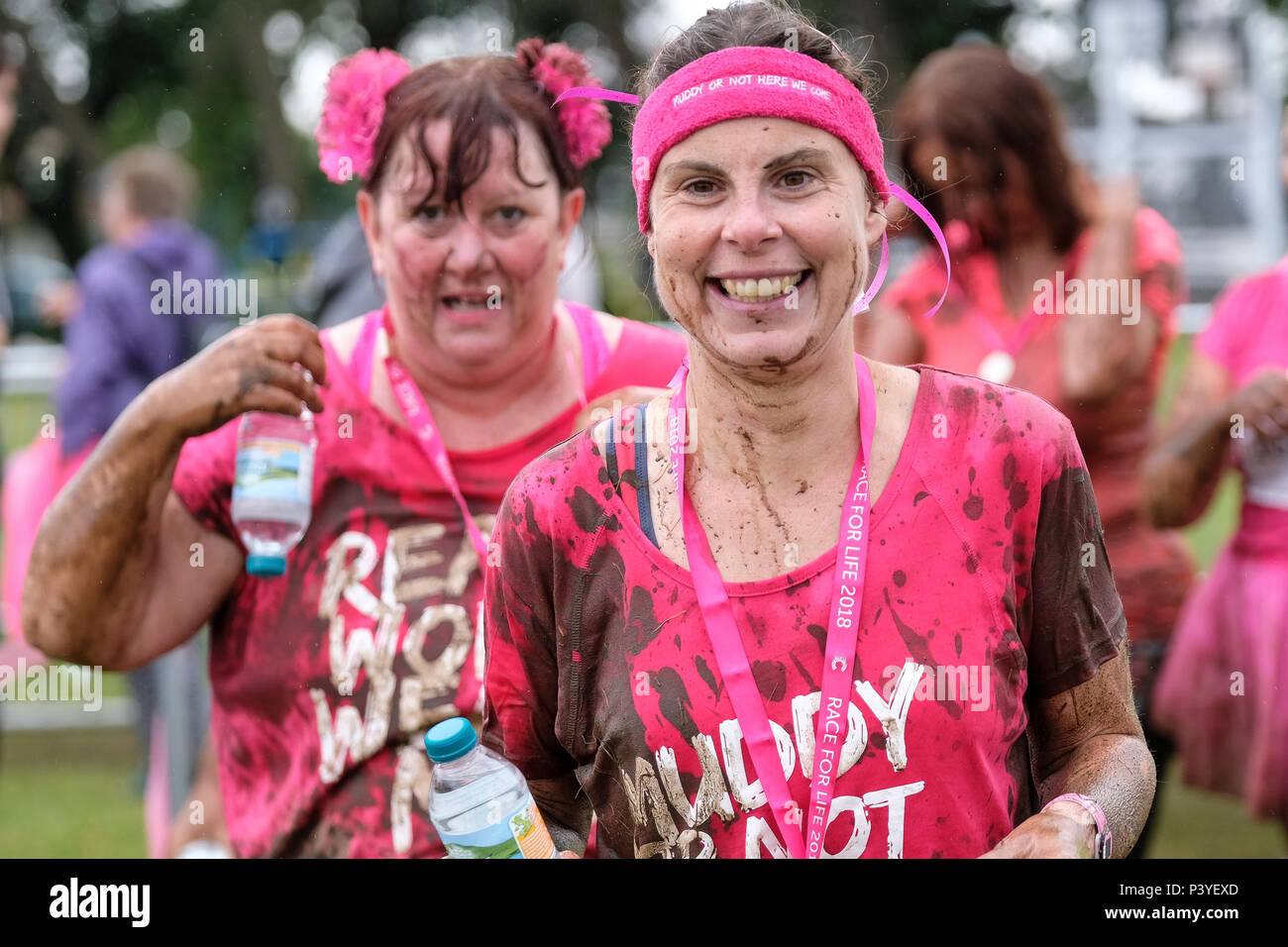 Femmes prenant part à un 'Mboueux 5k' fun run de l'aide de Cancer Research UK Banque D'Images