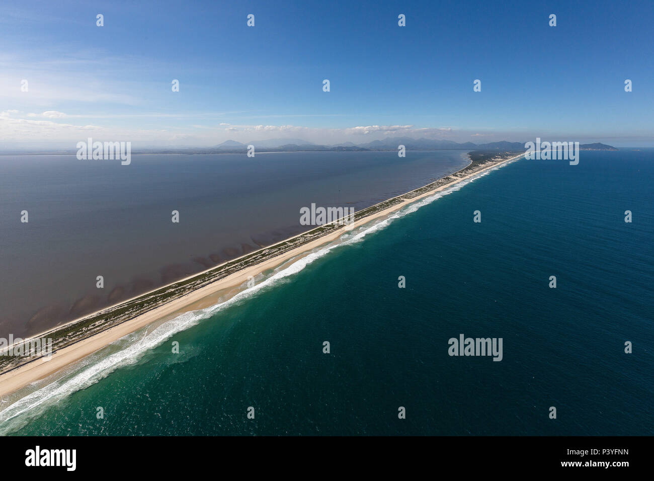 Vista aérea da Restinga da Marambaia, Barra de Guaratiba, Rio de Janeiro - RJ - Brasil. Banque D'Images