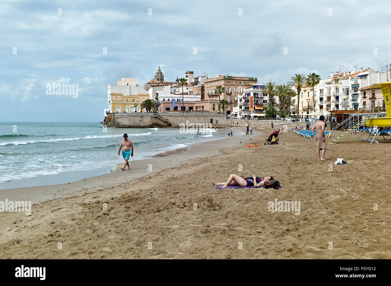 Espagne, Barcelone, Sitges, Platja de Sant Sebastià beach Banque D'Images