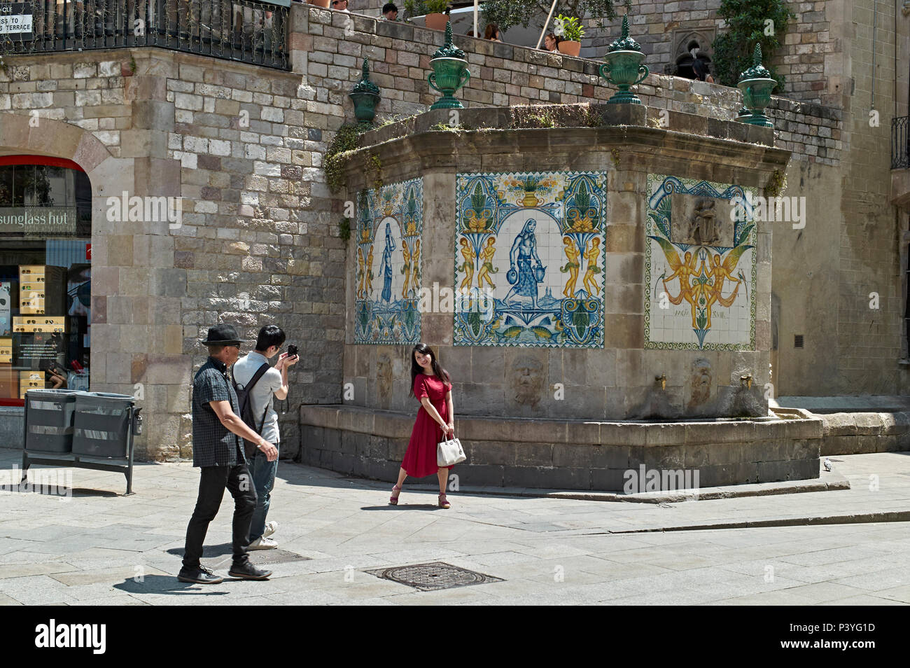 Barcelone, quartier gothique. Pose de touristes chinois sur les médias sociaux. Banque D'Images