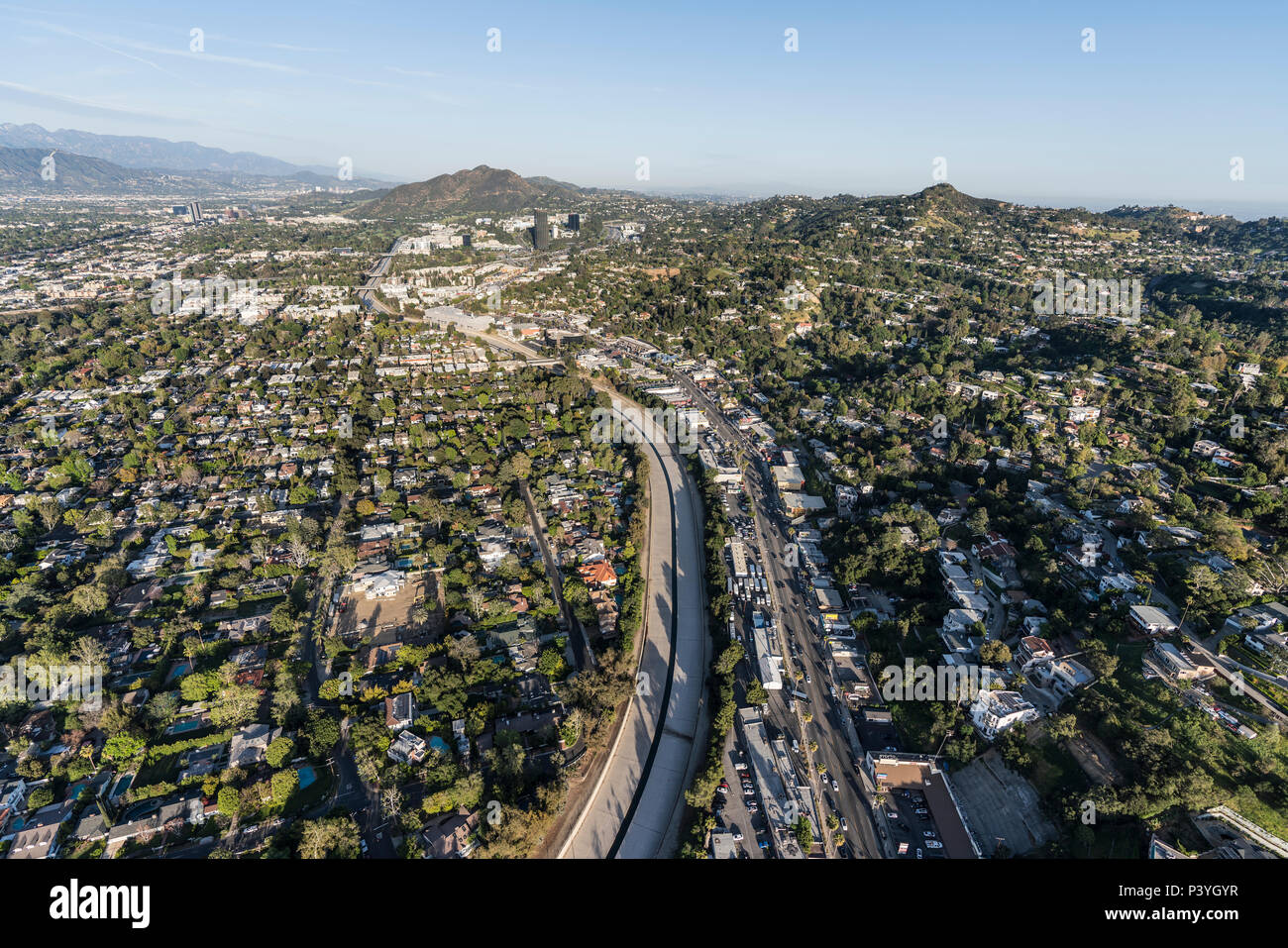 Los Angeles, Californie, USA - 18 avril 2018 Après-midi : Vue aérienne de la Los Angeles River et Ventura Boulevard dans le Studio City zone de la San Fer Banque D'Images