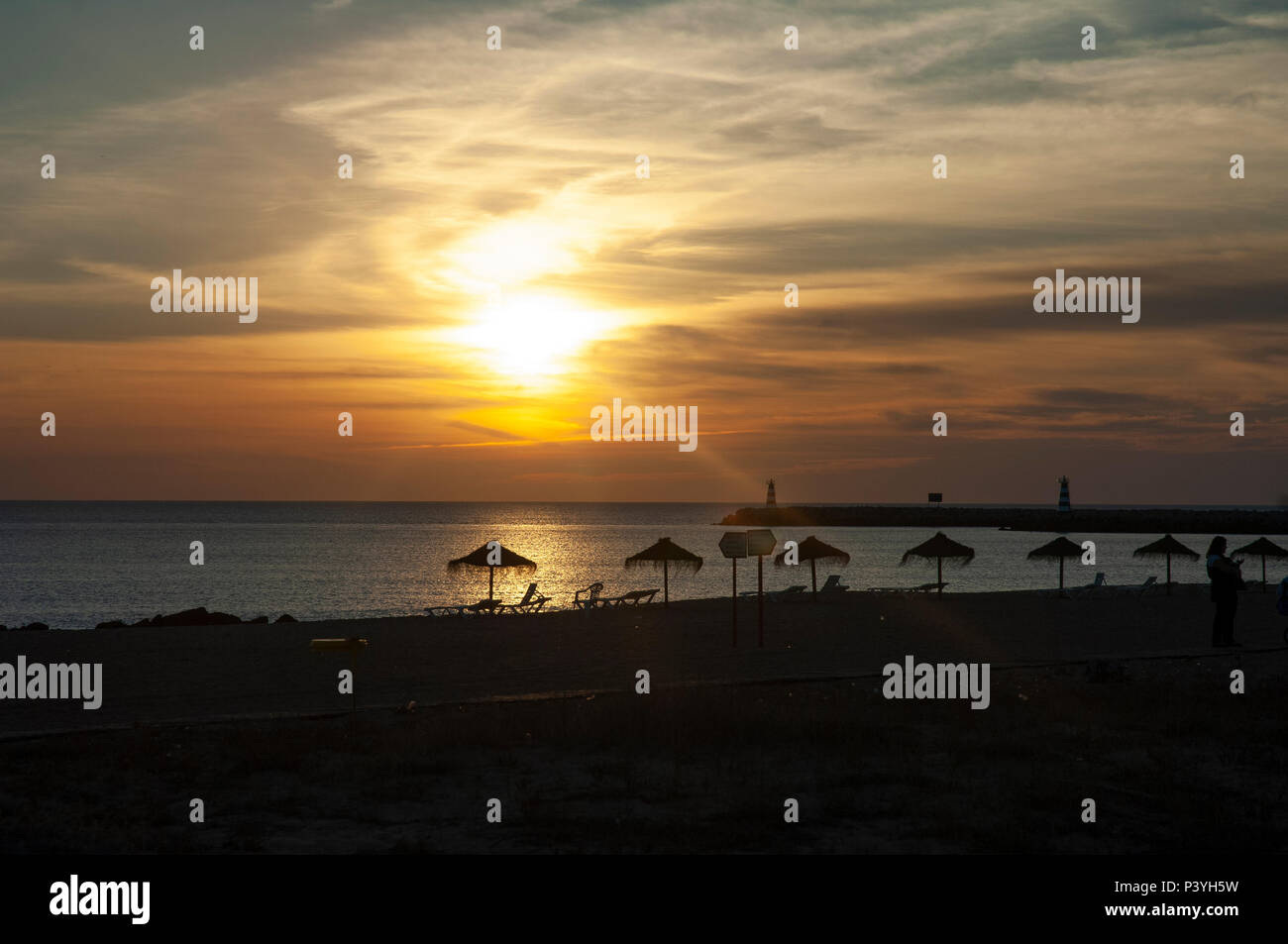 Coucher de soleil sur l'océan avec des tons rouges chaleureux Banque D'Images