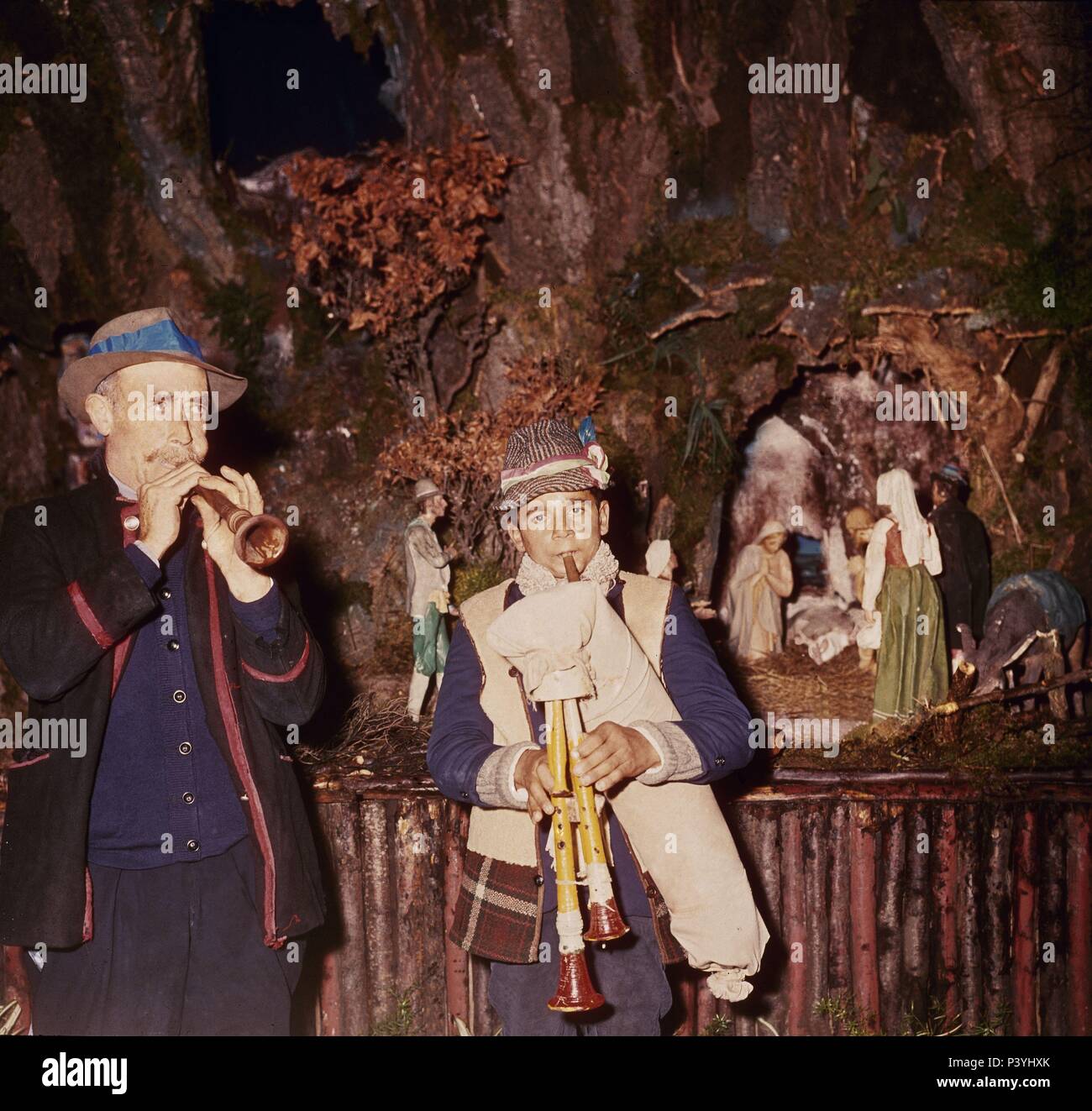 GAITERO Y DULZAINANERO ANTE EL PORTAL DE BELEN. Banque D'Images