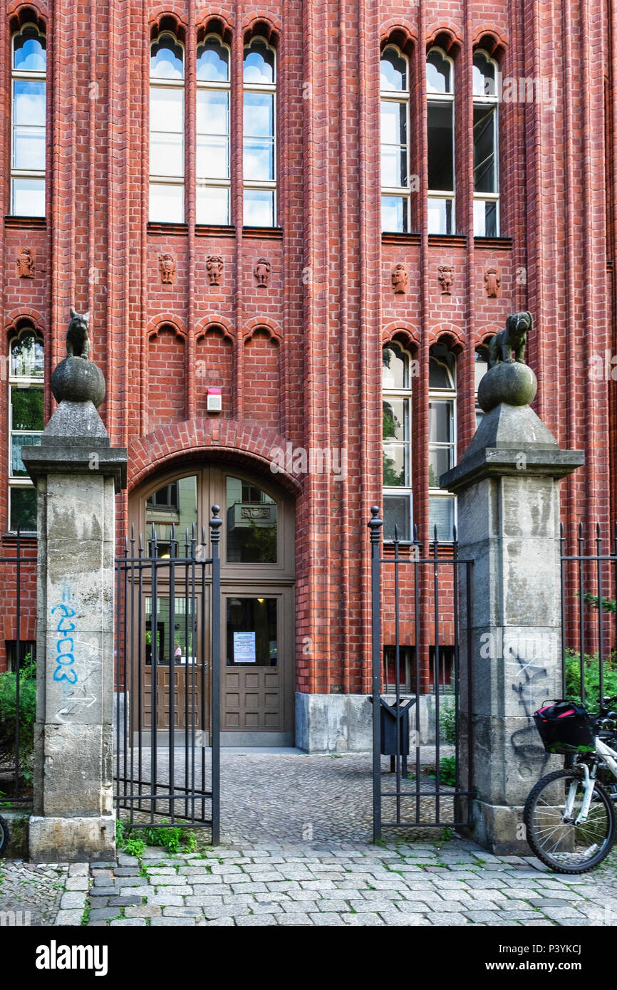 Berlin, district de Pankow. Grundschule an der Marie, école primaire de la vieille ville historique de briques rouges avec des chiens sur des piliers à l'entrée Banque D'Images